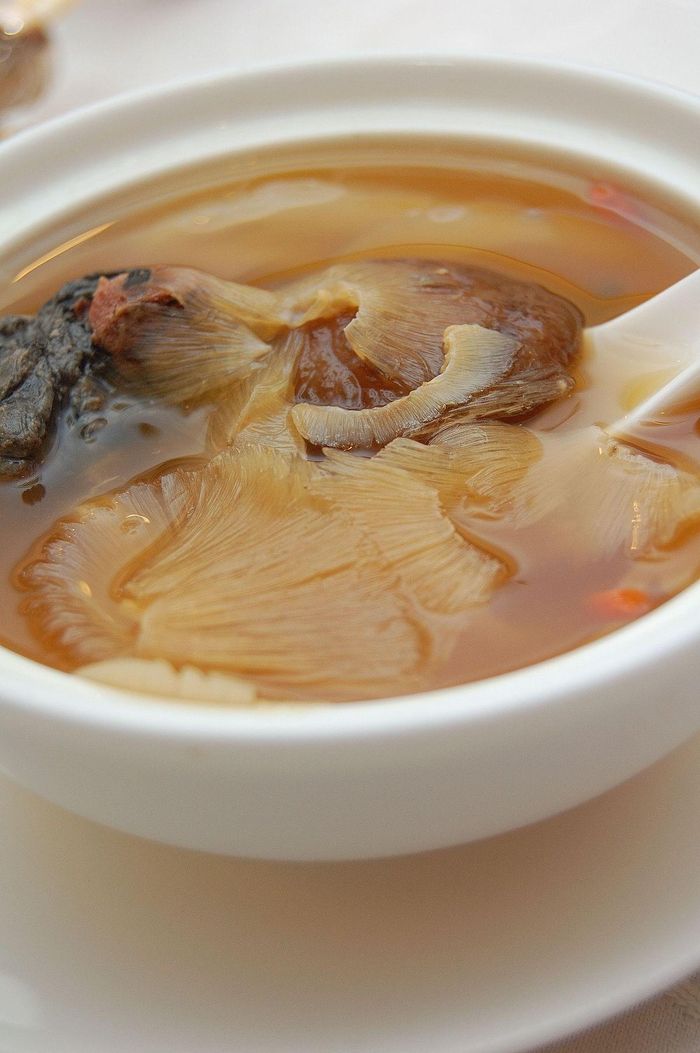 Tuy nhiên, các sản phẩm phổ biến nhất từ vi cá mập bao gồm cước vi cá mập loại đã qua sơ chế còn nguyên vây có giá 1,6 triệu đồng đồng/100g; Cước vi cá mập loại 2 có giá 1,1 triệu đồng/100g; Vi cá mập khô chưa làm sạch có giá 1 triệu đồng/100g....Ảnh: Wiki.