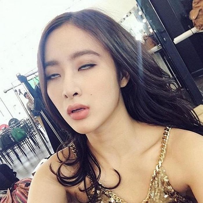 Angela Phương Trinh không ngại làm xấu mình khi chia sẻ những khoảnh khắc như thế này. 