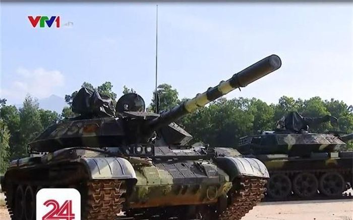  Có thể điểm qua một số cải tiến rõ nét trên T-54M gồm: tích hợp thêm giáp phản ứng nổ phủ mặt trước thân và tháp pháo; đuôi tháp pháo bố trí các giáp thanh chắn hoặc diềm xích chống B41; nâng cấp hệ thống điều khiển hỏa lực; pháo vẫn là khẩu 100mm D-10T2S nhưng bọc thêm ốp cách nhiệt… Ảnh: VTV24