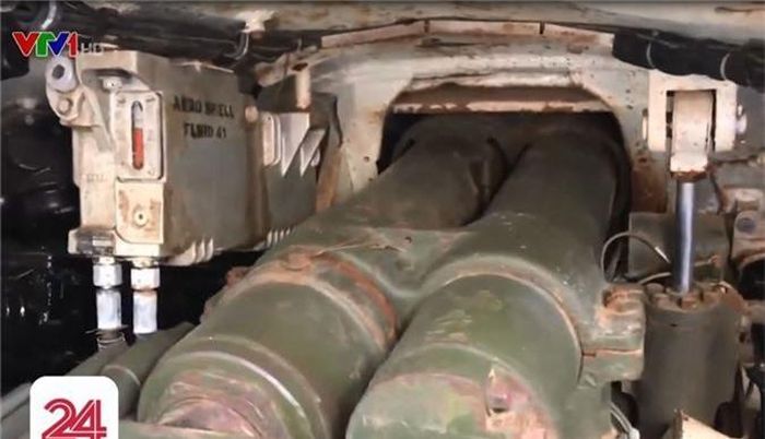  Pháo thủ xe tăng T-54M có nhiệm vụ điều khiển hệ thống hỏa lực gồm pháo chính và súng máy đồng trục 7,62mm PKT. Ảnh: VTV24 