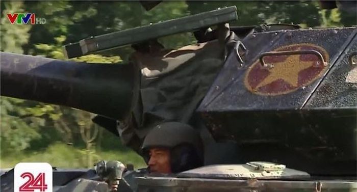  Xe tăng T-54M thuộc đề án cải tiến hiện đại hóa xe tăng T-54B do nhà máy Z153, Tổng cục Công nghiệp Quốc phòng thực hiện. Chương trình cải tiến cho phép xe tăng T-54 được tạo ra từ những năm 1960 thích nghi với chiến tranh hiện đại. Ảnh: VTV24 