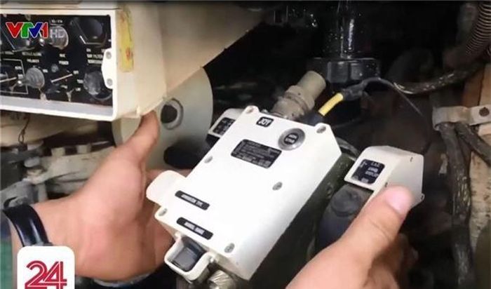  Còn đây là hộp điều khiển thuộc hệ thống điều khiển hỏa lực xe tăng T-54M, trên đó có các nút đo xa laser, bắn pháo, bắn súng máy đồng trục. Ảnh: VTV24 