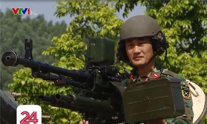  Trưởng kíp xe số 1 Nguyễn Kiều Hưng ngồi ở vị trí của trưởng xe trên xe tăng T-54M. Nhiệm vụ của trưởng xe là chỉ huy xe qua liên lạc nội bộ, xếp đạn trong xe và sử dụng súng máy phòng không 12,7mm DShK. Ảnh: VTV24 