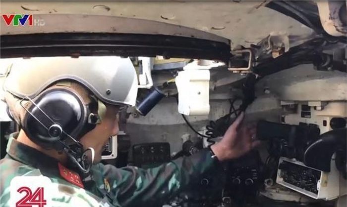 T-54M được nâng cấp sâu hệ thống điều khiển hỏa lực bao gồm các hệ thống kính ngắm ngày/đêm, tích hợp kênh ngắm ảnh nhiệt, khí tài đo xa laser, máy tính đường đạn… Ảnh: VTV24 