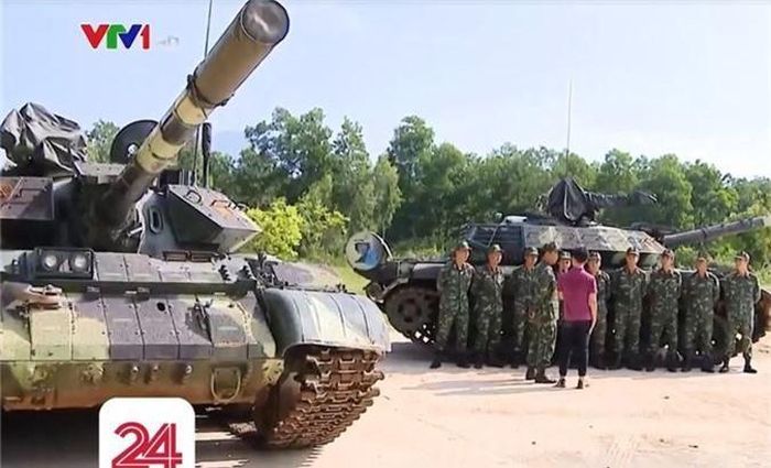  Đáng chú ý, 3 kíp xe tăng Việt Nam đều tập luyện trên xe tăng chủ lực T-54M trước khi sang Nga thi đấu trên dòng tăng khác biệt T-72B3. Lưu ý rằng, dù cùng do Liên Xô (Nga) sản xuất, nhưng đây là hai dòng tăng khác hẳn nhau về thiết kế, việc chúng ta lựa chọn T-54M luyện tập và lại thi đấu thành công trên T-72B3 thực sự là một kỳ tích. Tất nhiên, bên cạnh đó cũng phải nói rằng T-54M xem ra được chúng ta nâng cấp lên “một chuẩn cao”, thậm chí tương đương T-72 ở một số khía cạnh. Ảnh: VTV24 