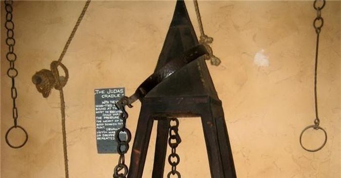 Phần đầu nhọn của chiếc ghế Judas sẽ xuyên thủng phần hậu môn, hoặc âm hộ của kẻ tù tội.