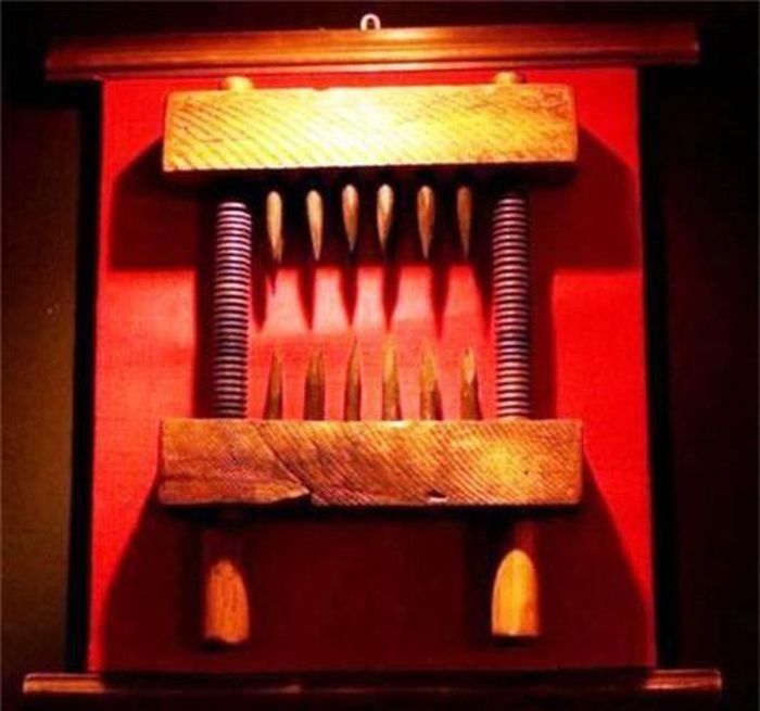 Được thiết kế với hai đầu làm bằng gỗ gắn đinh và một đinh vít đằng sau, dụng cụ cắt đầu gối giống như tên gọi của nó dùng để cắt đầu gối phạm nhân.