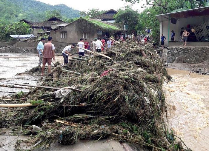 Nhà cửa, tài sản của người dân thôn Bản Thác, xã Yên Hoa (Na Hang) bị thiệt hại nặng do mưa lũ.
