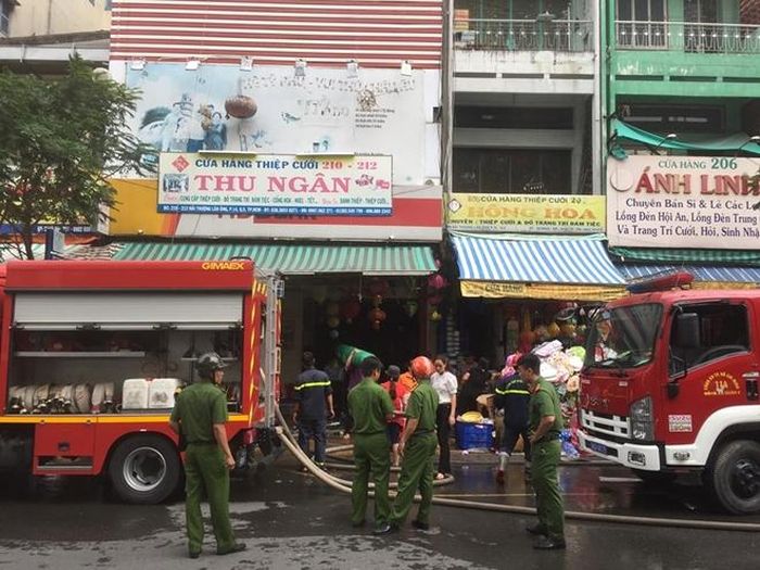 Hàng chục cán bộ chiến sĩ Cảnh sát PCCC Công an TP Hồ Chí Minh cùng nhiều phương tiện đến hiện trường ứng cứu dập tắt đám cháy