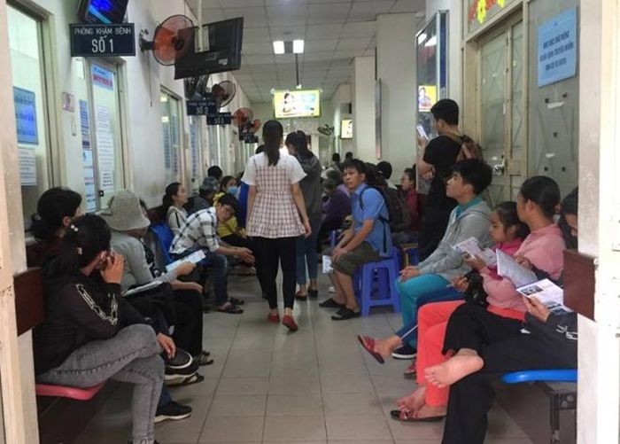 Tại nhiều BV, người dân đến rất sớm để lấy số và chờ đến lượt khám chữa bệnh rất mất thời gian