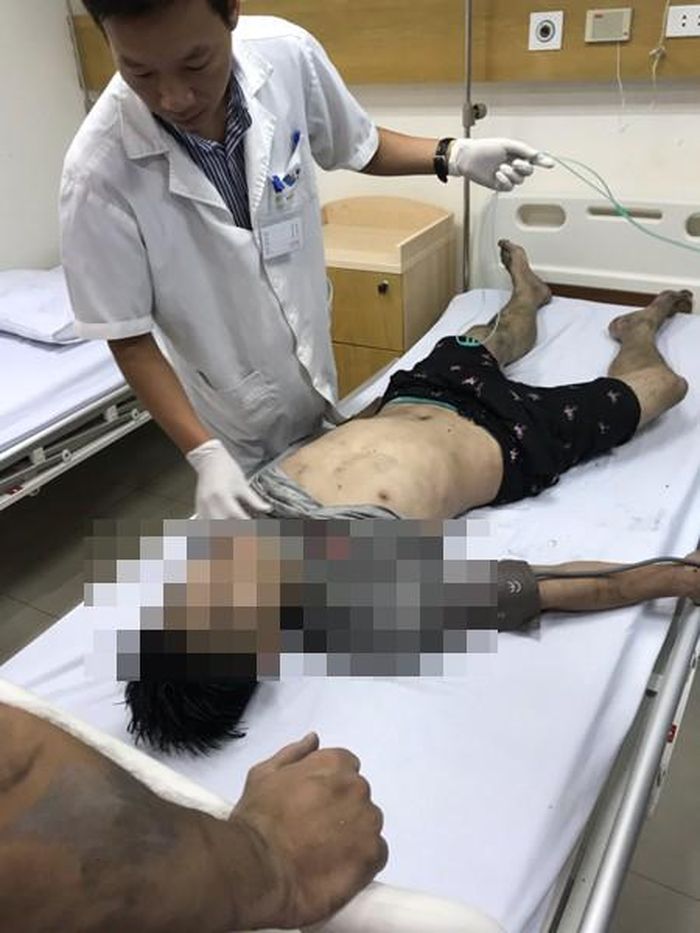 Lực lượng cứu nạn nhanh chóng đưa nạn nhân đến cấp cứu tại bệnh viện