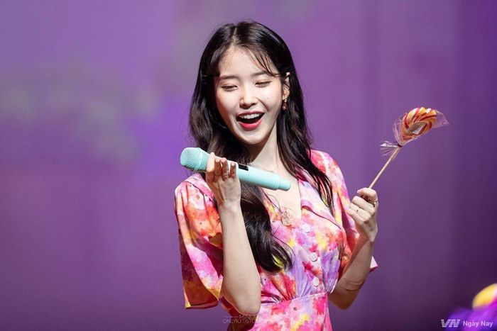 Không chỉ có giọng hát đẹp, IU được đánh giá cao về khả năng truyền đạt cảm xúc trong từng ca khúc. Không cần qua đào tạo cơ bản, giọng hát của IU được ví như viên ngọc thô thuần khiết của làng âm nhạc xứ Hàn. Những ca khúc ballad tinh tế được thể hiện qua chất giọng trong trẻo kết hợp nhuần nhuyễn giữa kỹ thuật và cảm xúc của IU không chỉ chiếm trọn cảm tình của khán giả mà còn nhận được nhiều lời khen ngợi từ giới chuyên môn. 