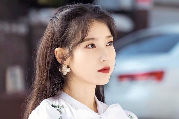 Điều không thể bỏ qua khi nhắc đến “Em gái quốc dân” IU là các sản phẩm âm nhạc chất lượng từ hình ảnh, thể loại đến ca từ, giai điệu. Những ca khúc của sao nữ sinh năm 1993 luôn được đón nhận nồng nhiệt. Ngoài chất giọng độc đáo thiên bẩm, những bản nhạc của IU luôn chạm đến trái tim khán giả nhờ cảm xúc trong sáng, chân thực. 