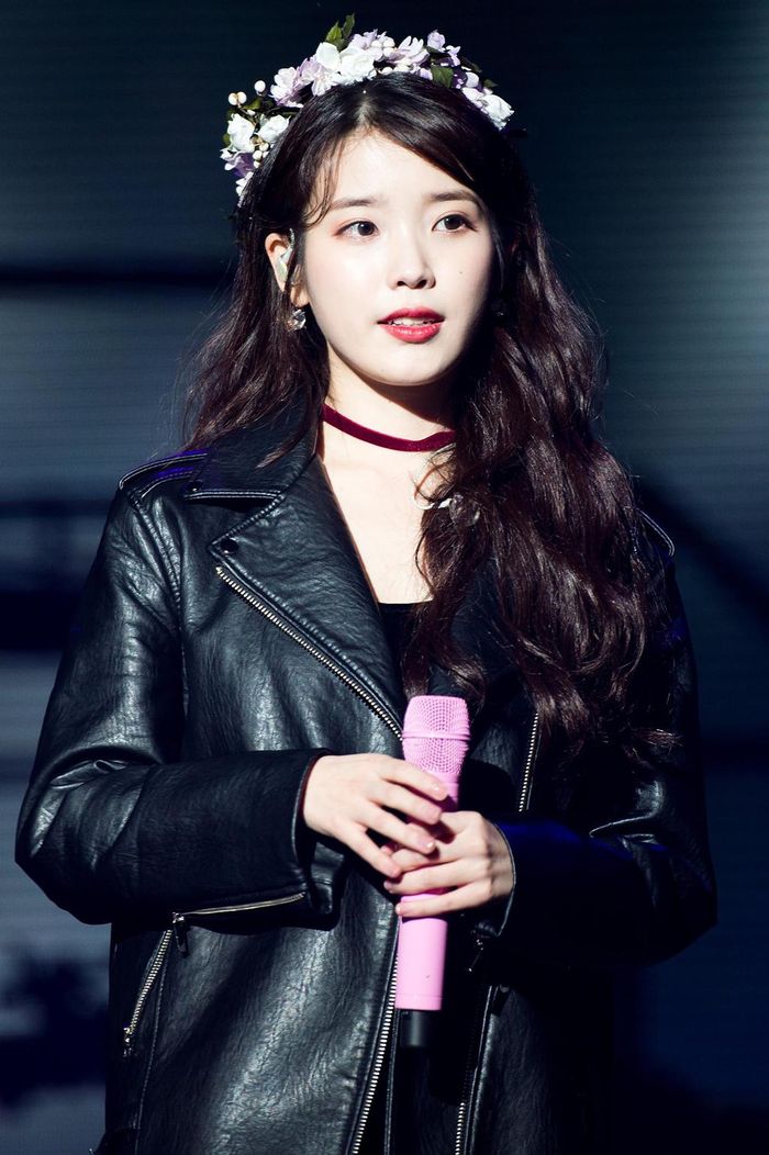 Mỗi khi xuất hiện trên đường đua Kpop, nữ idol đều nhanh chóng chiếm lĩnh ngôi vị số một trên các BXH nhạc số. Không những sở hữu lượng người hâm mộ đông đảo, IU còn được coi là “biểu tượng âm nhạc” trong lòng công chúng. 