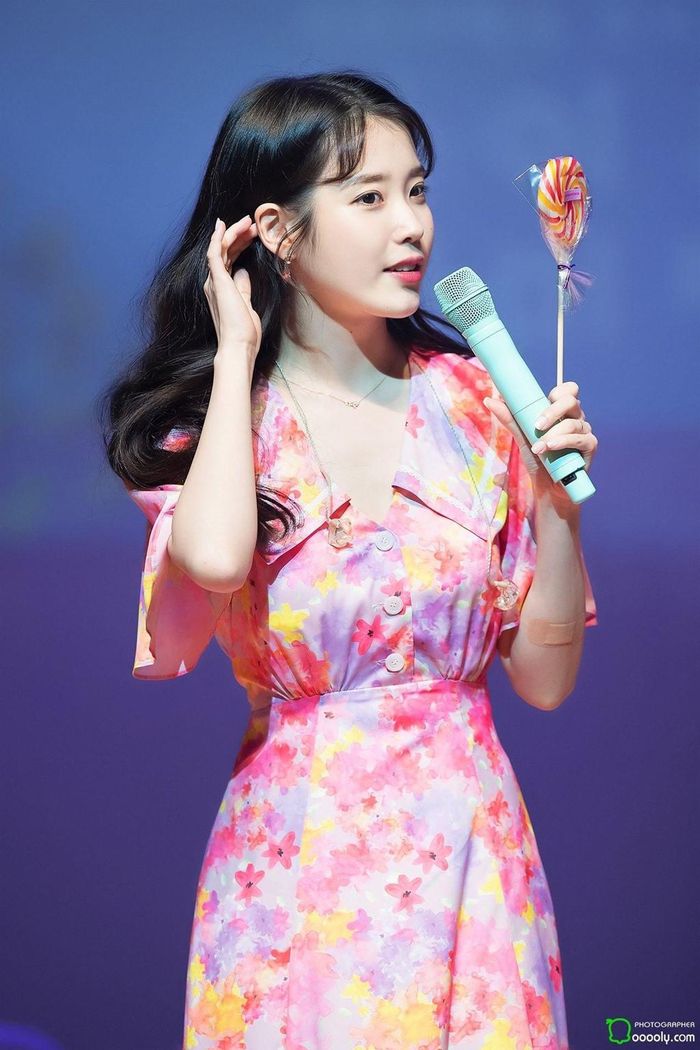  Các đêm diễn của "em gái quốc dân" hay gần đây nhất là concert kỷ niệm 10 năm của IU không chỉ thu hút hàng chục nghìn người hâm mộ mà còn có sự góp mặt của hàng loạt người nổi tiếng đến tham dự gồm diễn viên, thần tượng, người mẫu và những tên tuổi đình đám trong ngành. 