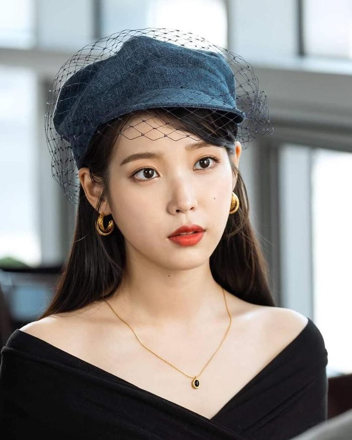 Với sự nỗ lực và nghiêm túc với nghệ thuật, IU trở thành nghệ sỹ trẻ hiếm hoi nhận được sự yêu mến và tôn trọng của nhiều đồng nghiệp, bạn bè trong giới. Nhân cách tốt đẹp của IU đã được nhiều nghệ sỹ và khán giả công nhận. 