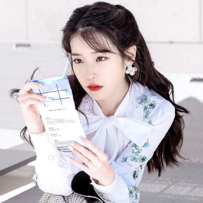 Âm nhạc của IU được yêu mến ở mọi lứa tuổi. Bởi ngoài việc tạo ra những ca khúc mới cho giới trẻ, cô còn tham gia sản xuất lại những tác phẩm âm nhạc nổi tiếng từ những thập niên 1980,1990. IU từng chia sẻ cô tìm được cảm hứng nghệ thuật từ những tiền bối đi trước. Bởi vậy, việc tái hiện những ca khúc từ xa xưa như một cách để bày tỏ sự ngưỡng mộ của cô đối với những huyền thoại âm nhạc xứ kim chi. 