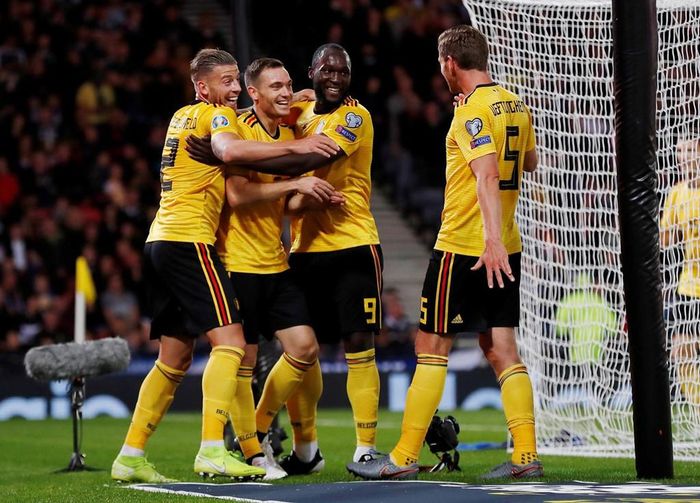  Phút 24, tỷ số đã nâng lên thành 2-0. Trung vệ Thomas Vermaelen là người lập công với pha chạm bóng ở cự ly gần sau quả tạt từ cánh phải của De Bruyne. 