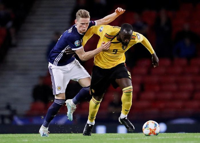  Một pha tranh chấp nảy lửa giữa Romelu Lukaku và Scott McTominay. Hai cầu thủ từng là đồng đội tại Manchester United. 