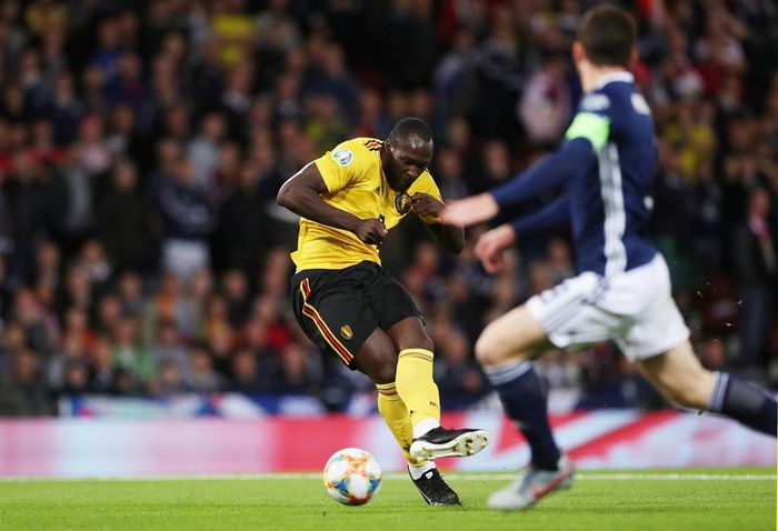  Kevin De Bruyne dốc bóng rồi thực hiện đường chuyền cho Lukaku dứt điểm ở vị trí trống trải đưa đội khách vượt lên dẫn trước. 