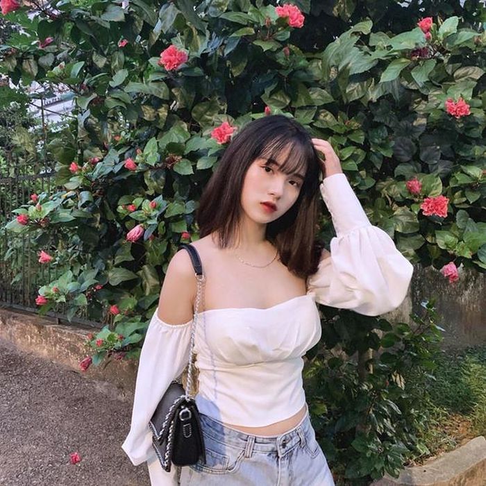Cô em Thanh Nga có gương mặt dài hơn chị một chút, tóc cũng không uốn xoăn mà thường duỗi thẳng. Đây có lẽ là hai điểm giúp nhiều người phân biệt cặp chị em Yên Bái. 