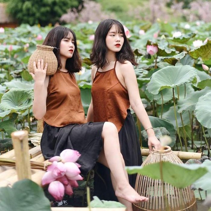 Không chỉ giống nhau về ngoại hình, tính cách của hai chị em "Hằng Nga" cũng khá tương đồng. Cả hai đều thích mèo, xem phim và mê nấu ăn. Bên cạnh đó, bộ đôi cũng hay hoạt động chung, đi cùng nhau như hình với bóng.