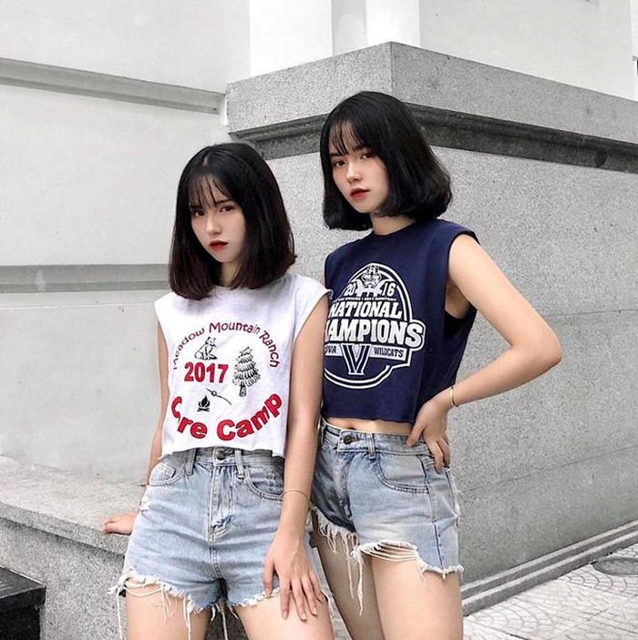 Nhờ vẻ ngoài xinh xắn, cặp sinh đôi hiện đều là mẫu ảnh có tiếng tại Yên Bái. Đây cũng là công việc hai chị em làm thêm ngoài giờ học. 