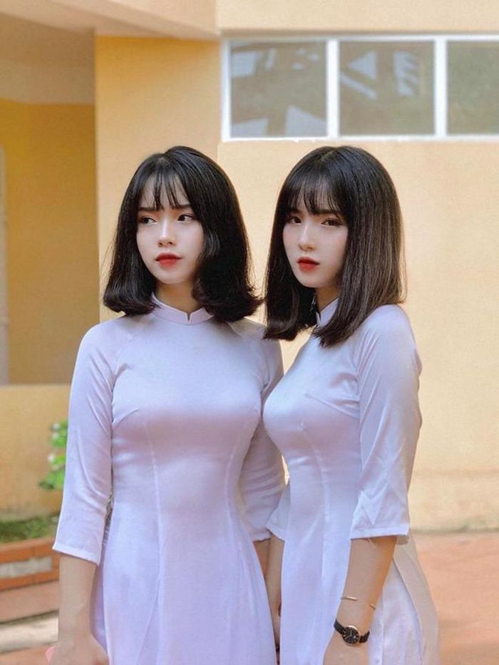 Sau lễ khai giảng vừa qua, loạt ảnh diện áo dài trắng của cặp chị em nhận được sự chú ý trên mạng xã hội. Chia sẻ với Zing.vn, cô chị Thanh Hằng cho biết vì sinh con vào hôm rằm nên mẹ đặt luôn tên cho hai chị em là "Hằng Nga".