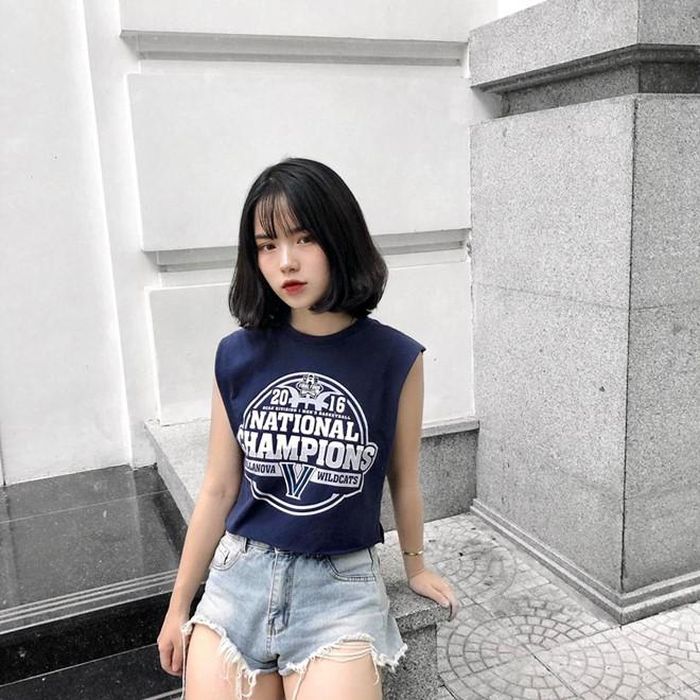 "Hai đứa khá giống nhau từ gương mặt đến vóc dáng, nhưng nếu nhìn kỹ sẽ thấy mình có mặt tròn hơn một chút", Thanh Hằng nói. Vì học cùng trường, cùng lớp, cặp song sinh thường xuyên bị các bạn và giáo viên nhận nhầm, gọi nhầm tên lên bảng.