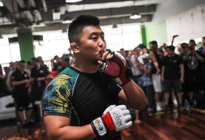 Từ Hiểu Đông tiếc nuối khi không được xem một trận đấu tranh đai vô địch UFC hấp dẫn của Khabib và Poirier. Ảnh: Sohu.