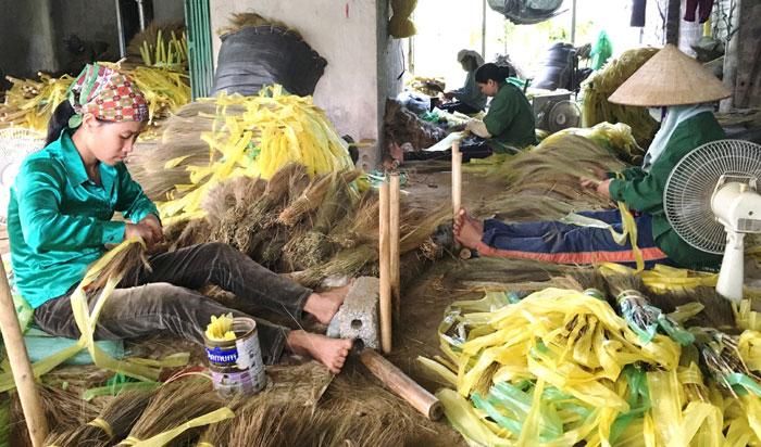 Nghề làm chổi ở xã Minh Quang, huyện Ba Vì. Ảnh: Lâm Nguyễn