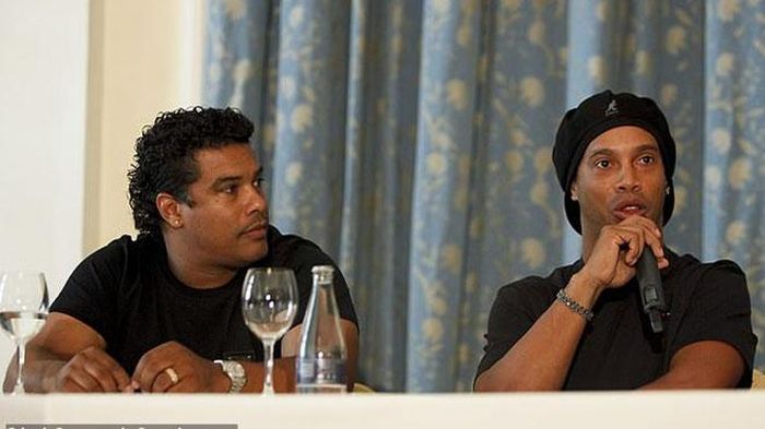Ronaldinho (phải) cùng anh trai Roberto (trái) vướng vào rắc rối pháp lý tại Brazil