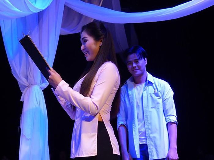 Võ Minh Lâm và Như Huỳnh trong vở "Bên đàng dệt mộng" (ảnh: H.K)