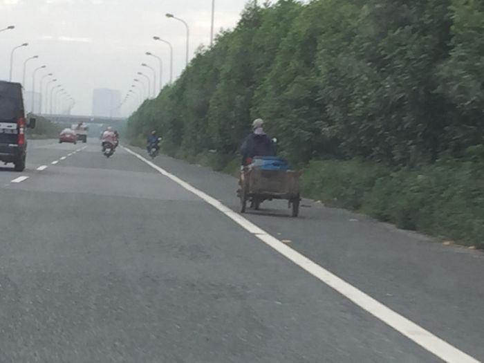 Nhiều xe máy và xe kéo lưu thông trên Đại lộ Thăng Long (ảnh chụp lúc 7 giờ 10 phút ngày 9-9-2019).