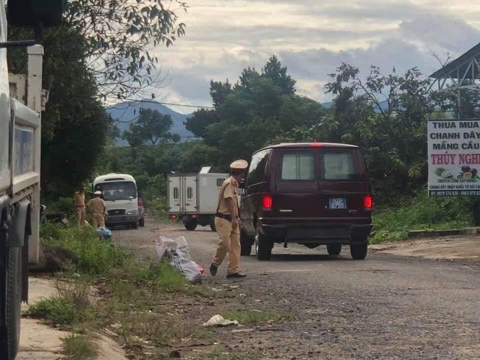 Lực lượng chức năng phong tỏa hiện trường.