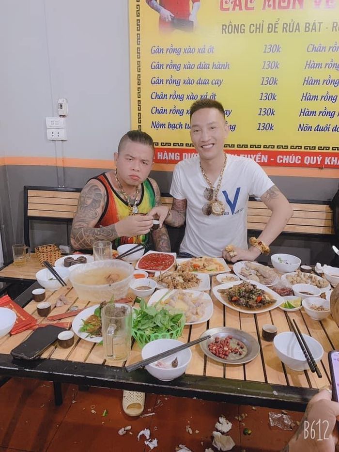 Nhóm giang hồ mạng gồm Huấn Hoa Hồng, Quang Rambo và Khá Bảnh có mối quan hệ thân thiết, thường xuất hiện chung trên livestream. Khi Khá Bảnh bị bắt, Huấn Hoa Hồng từng tâm sự nhiều trên MXH.