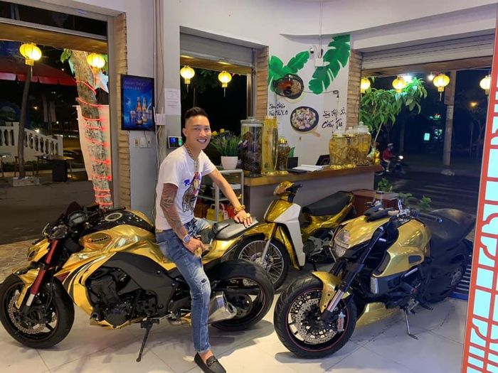 Huấn Hoa Hồng (tên thật: Bùi Xuân Huấn, 35 tuổi, Yên Bái) là hiện tượng giang hồ mạng nổi tiếng trên Facebook từ năm 2015 với hình ảnh ăn chơi khoe của và ngông nghênh.