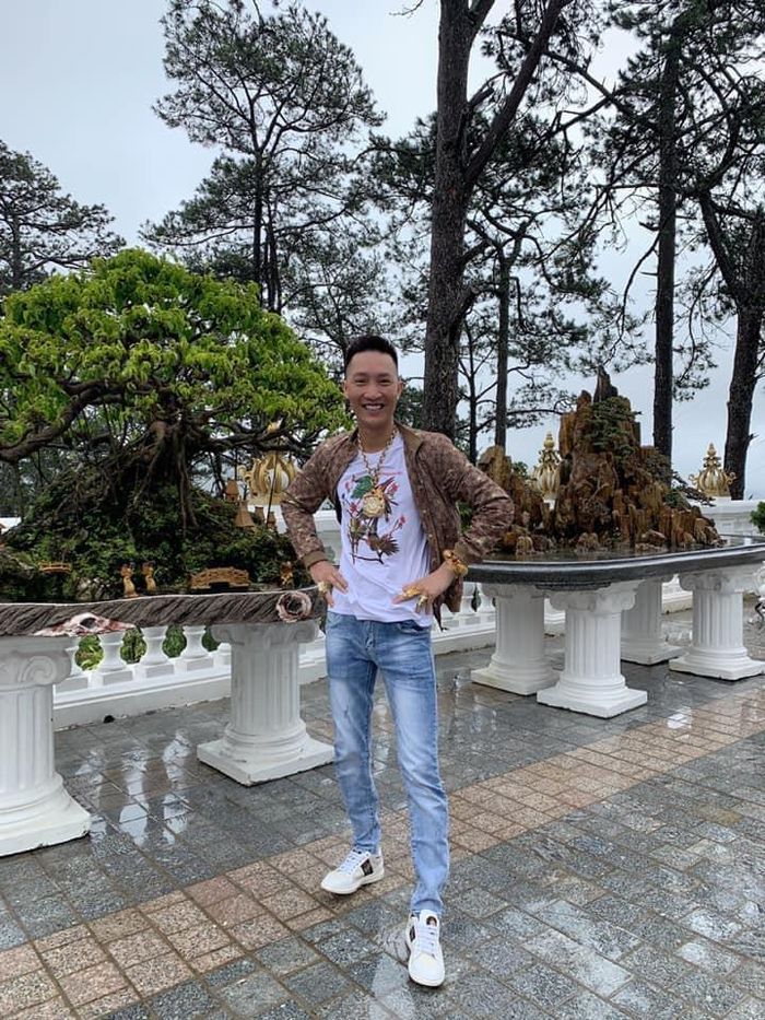Cụ thể, Huấn Hoa Hồng ngang nhiên công khai bản thân từng chơi ma tuýnhưng vẫn làm chủ bản thân, thậm chí còn kiếm tiền trong lúc chơi.