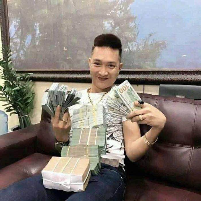 Huấn Hoa Hồng gây xôn xao khi mua lại trang fanpage và Facebook streamer nổi tiếng Pewpew (Hoàng Văn Khoa) bị hack. Sau đó, Huấn đổi tên fanpage này thành Bùi Huấn - Huấn Hoa Hồng (Hà Nội) livestream tặng thẻ điện thoại.