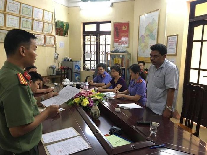 Cơ quan điều tra đọc lệnh bắt đối với Nguyễn Thanh Hoài, Trưởng phòng Khảo thí và Kiểm định chất lượng - Sở GD&amp;ĐT Hà Giang về tội "Lợi dụng chức vụ quyền hạn trong khi thi hành công vụ".