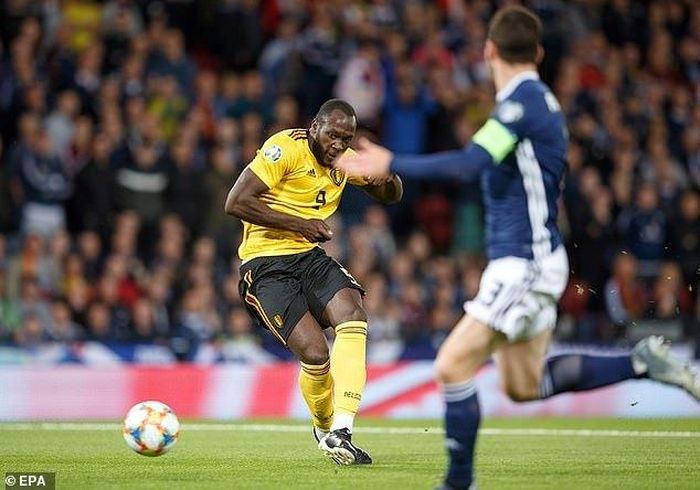 Lukaku mở tỷ số ngay ở phút thứ 9 sau đường chuyền của De Bruyne