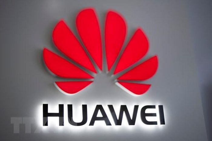 Biểu tượng Huawei tại cửa hàng ở Bắc Kinh, Trung Quốc. (Nguồn: AFP/TTXVN)