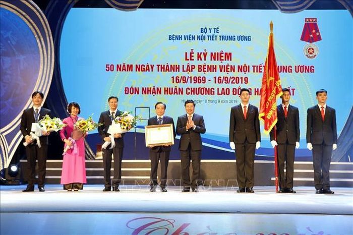 Phó Thủ tướng Phạm Bình Minh, Ủy viên Bộ Chính trị, Bộ trưởng Bộ Ngoại giao trao Huân chương lao động hạng Nhất cho Ban lãnh đạo bệnh viện Nội tiết Trung ương. Ảnh: Dương Ngọc/TTXVN