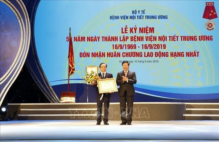 Phó Thủ tướng Phạm Bình Minh, Ủy viên Bộ Chính trị, Bộ trưởng Bộ Ngoại giao trao Huân chương lao động hạng Nhì cho Thầy thuốc nhân dân, PGS.TS Trần Ngọc Lương, Giám đốc bệnh viện Nội tiết Trung ương. Ảnh: Dương Ngọc/TTXVN