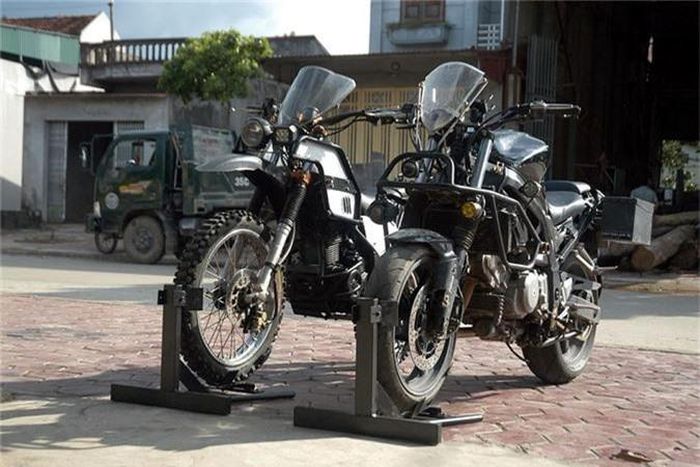 Theo chia sẻ của chủ nhân, ở bản độ này, phía sau xe còn có thêm modul thùng đựng đồ phía sau rất tiện lợi, dễ dàng tháo lắp. Dàn chân của bản độ này vẫn sử dụng phuộc zin nguyên bản và cặp vành để đảm bảo hoạt động. Lốc trước sau đã lên lốp gai địa hình, so với lốp zin gai bán địa hình giúp tăng độ bám đối với các địa hình khó với thông số 80/100-19 và 100/90-16.