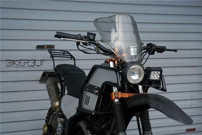 Bản độ cào cào Yamaha Tricker XG 250 độ phong cách Rally Raid trong bài (bên trái).
