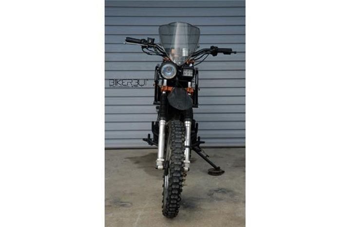 Bản độ này vẫn sử dụng động cơ nguyên bản của chiếc Yamaha Tricker XG 250, với động cơ SOHC 4 thì, dung tích 249cc cho sức mạnh tối đa 20,7 mã lực tại 7.500 vòng/phút và mô-men xoắn cực đại 20.5 Nm tại vòng tua máy 6.500 vòng/phút. Kết hợp cùng hộp số côn tay, 5 cấp. Chi tiết ống xả nguyên bản được thay thế bằng ống xả độ cho tiếng nổ cảm xúc hơn.
