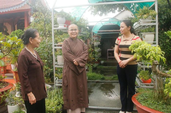 Lão bà Chi hội phụ nữ chùa Thượng Lâm thường xuyên gặp gỡ, trao đổi, nâng cao hiệu quả công tác tuyên truyền, vận động, củng cố khối đại đoàn kết toàn dân.