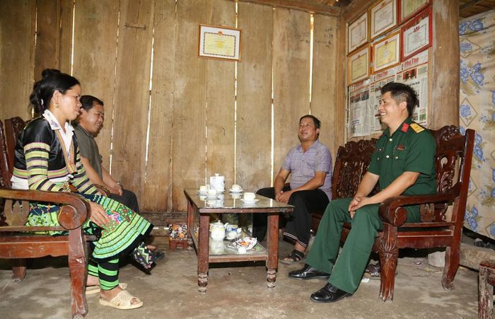 Thiếu tá Mùa A Ly - Ban CHQS huyện Tân Sơn tuyên truyền, vận động bà con khu Mỹ Á từ bỏ các hủ tục lạc hậu, áp dụng khoa học kỹ thuật vào sản xuất để phát triển kinh tế.