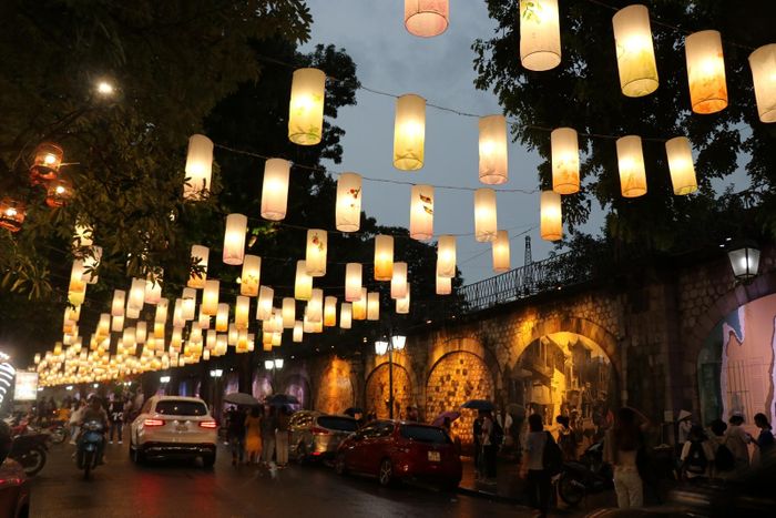 Thì đêm xuống, những chiếc đèn lại thêm phần lung linh, huyền ảo.